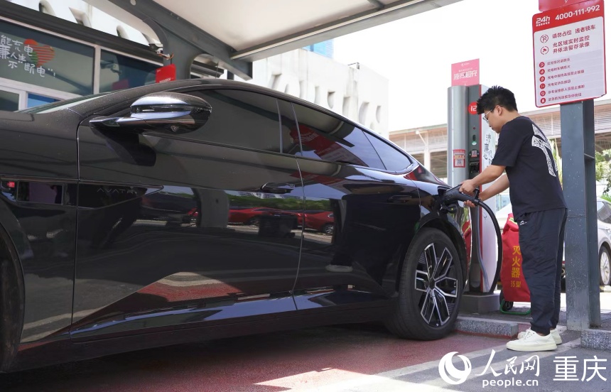 新能源汽車車主在重慶捷充財富園超充站使用液態(tài)超充樁。人民網記者 劉祎攝