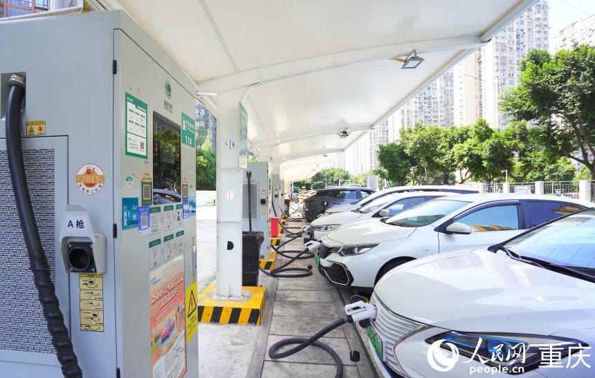 國網重慶渝北區(qū)魯能星城超級充電站。人民網記者 劉祎攝