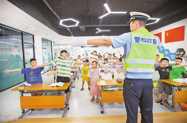 7月14日，九龍坡區(qū)白市驛黨群服務(wù)中心，交警正在為托管班的孩子上安全課。記者 尹詩語 攝/視覺重慶
