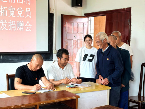 村民在排隊捐款。楊晨攝