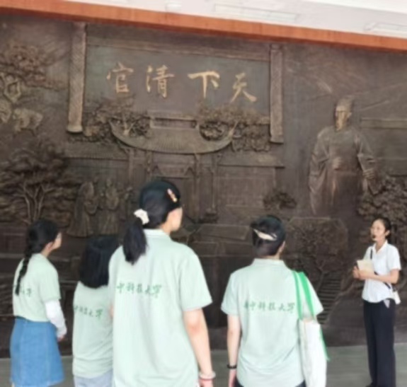 實(shí)踐隊(duì)探訪喻茂堅(jiān)紀(jì)念館。毛敏娜攝