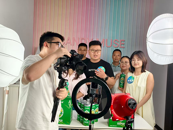 “潼南村播品牌計(jì)劃”實(shí)操培訓(xùn)現(xiàn)場(chǎng)。重慶電力高等?？茖W(xué)校供圖