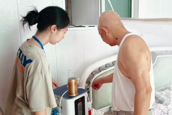 社區(qū)工作人員入戶為向運吉講解“安全三件套”的使用方法。大渡口區(qū)融媒體中心供圖