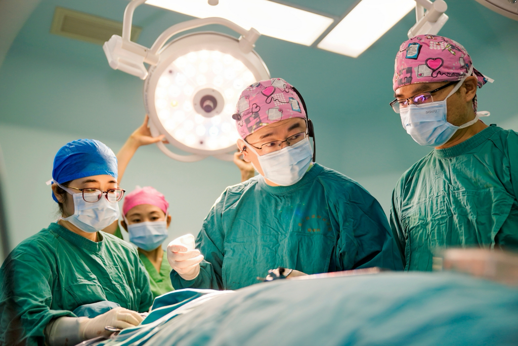 專家團(tuán)隊(duì)為患者進(jìn)行手術(shù)。 重慶大學(xué)附屬腫瘤醫(yī)院供圖