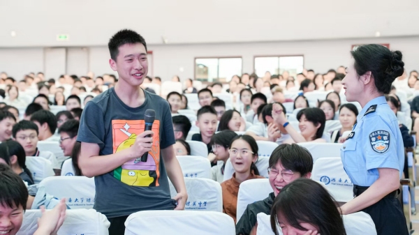 民警深入西南大學(xué)附屬中學(xué)開(kāi)展反詐宣講。北碚區(qū)公安分局供圖