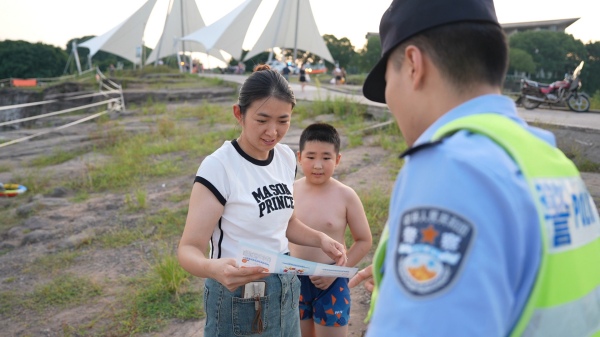 民警在長壽湖發(fā)放傳單。長壽區(qū)融媒體中心供圖