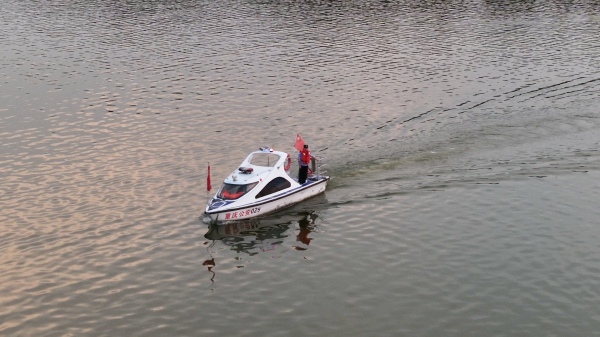 民警在長壽湖上巡邏。長壽區(qū)融媒體中心供圖