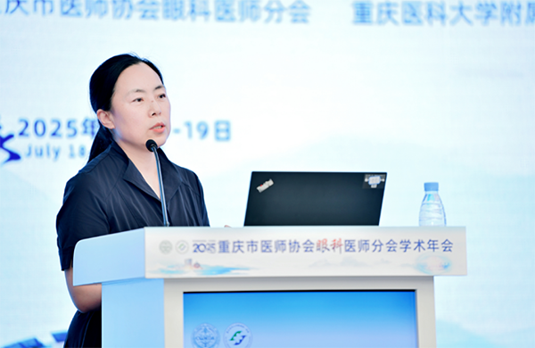 張奕霞授課現(xiàn)場。重慶南坪愛爾眼科醫(yī)院供圖