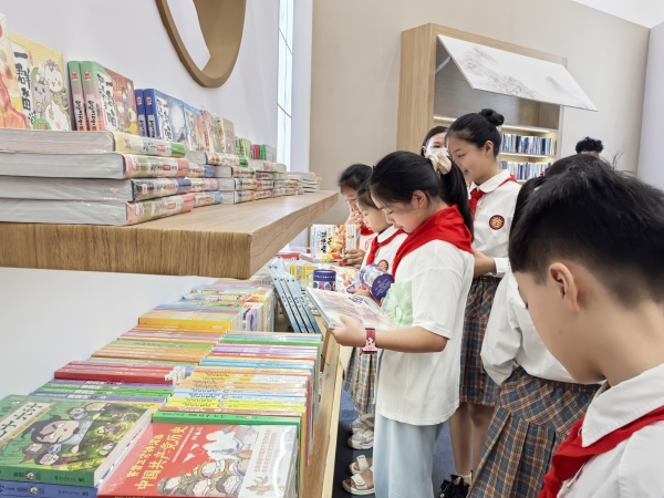 學(xué)生挑選自己心儀的書記。徐雯瑄攝