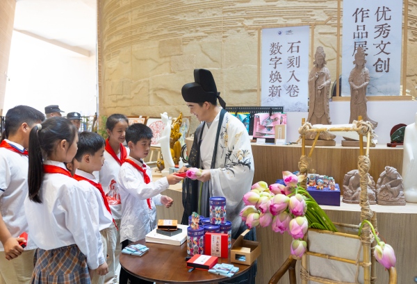 文創(chuàng)展銷區(qū)進行互動游戲。瞿波攝