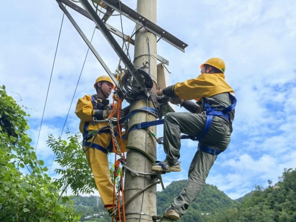 供電公司員工在絕緣護(hù)套。國(guó)網(wǎng)重慶城口供電公司供圖