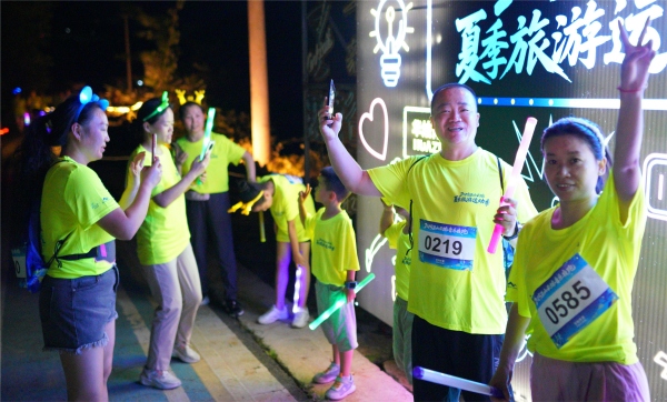 夜跑燈牌前，選手打卡留影。巫山縣融媒體中心供圖