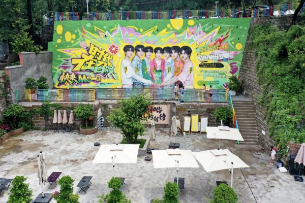 5書屋周邊的時代少年團巨幅涂鴉。受訪者供圖