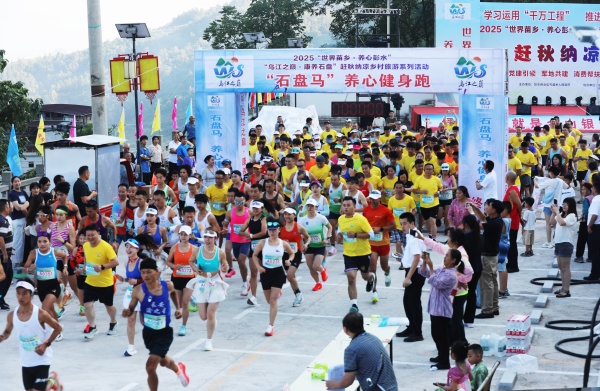 “村馬”開跑。廖唯攝