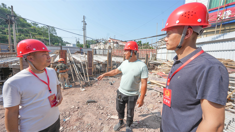 澄溪鎮(zhèn)人大代表監(jiān)督打漁溪河大橋施工。墊江縣融媒體中心供圖 第1眼TV-華龍網(wǎng)發(fā)