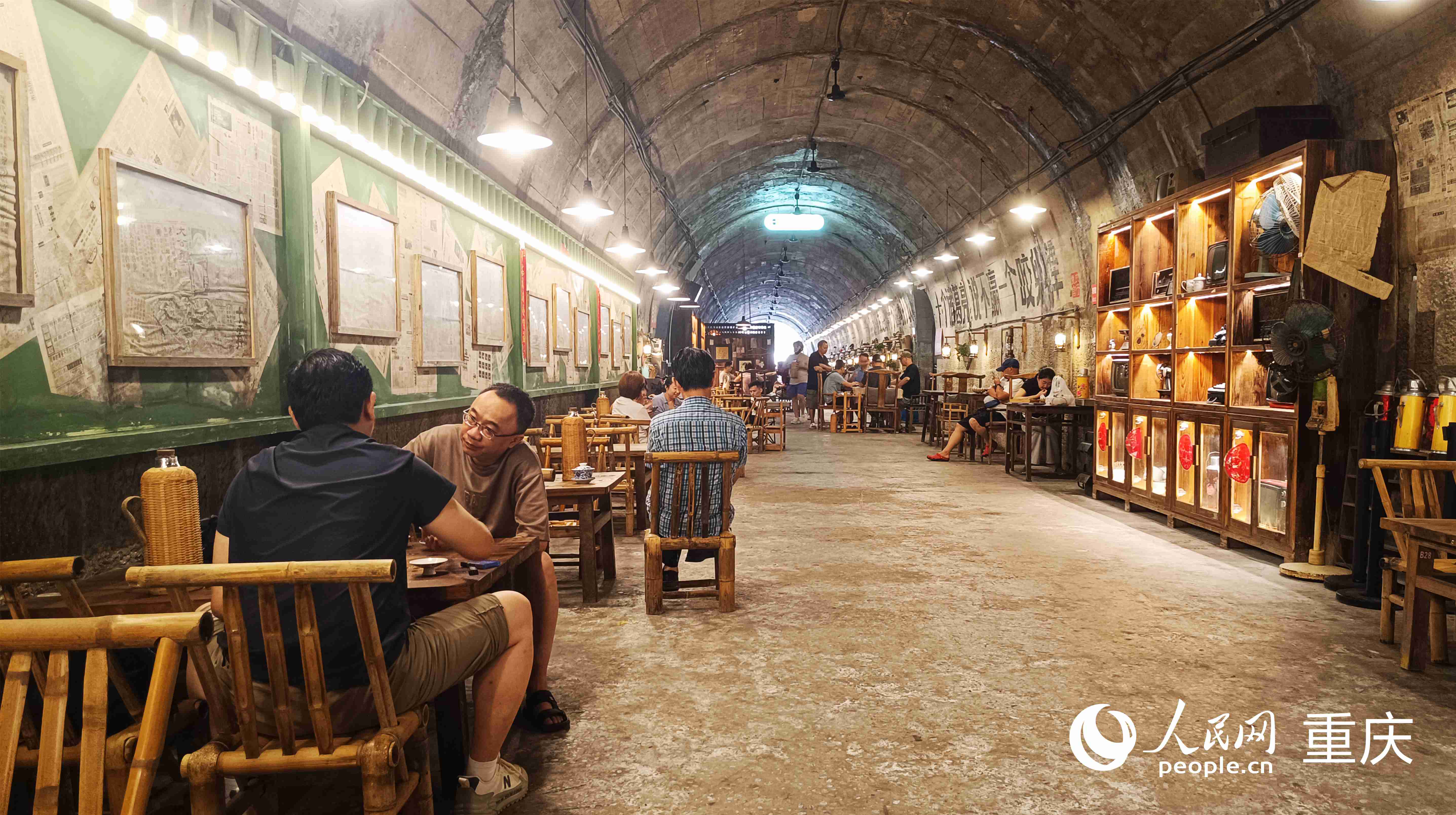 渝北區(qū)一防空洞改造的茶館，市民正在喝茶休息。 實(shí)習(xí)生 王雁霖?cái)z