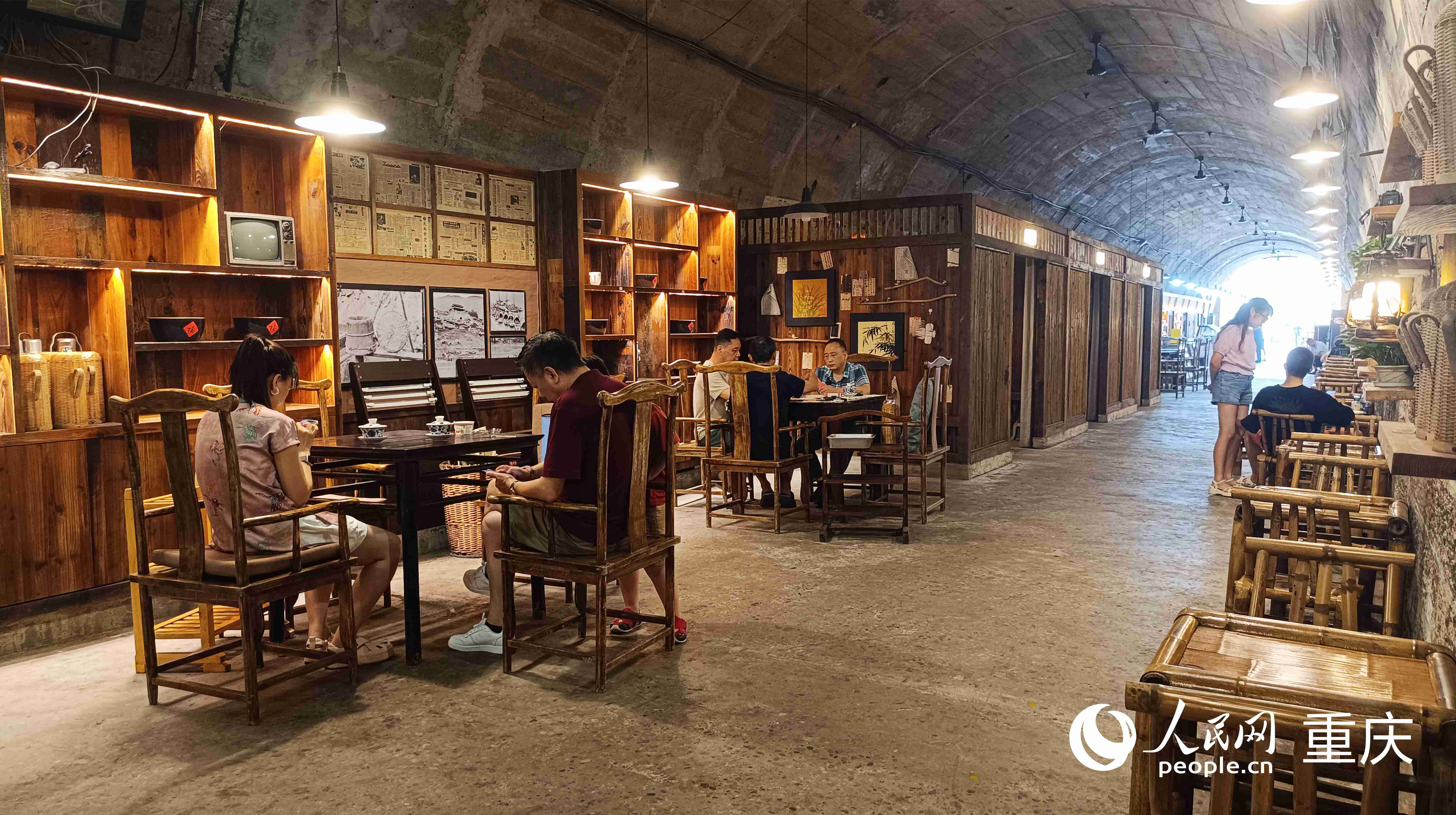渝北區(qū)一防空洞改造的茶館，市民正在喝茶休息。 實(shí)習(xí)生 王雁霖?cái)z