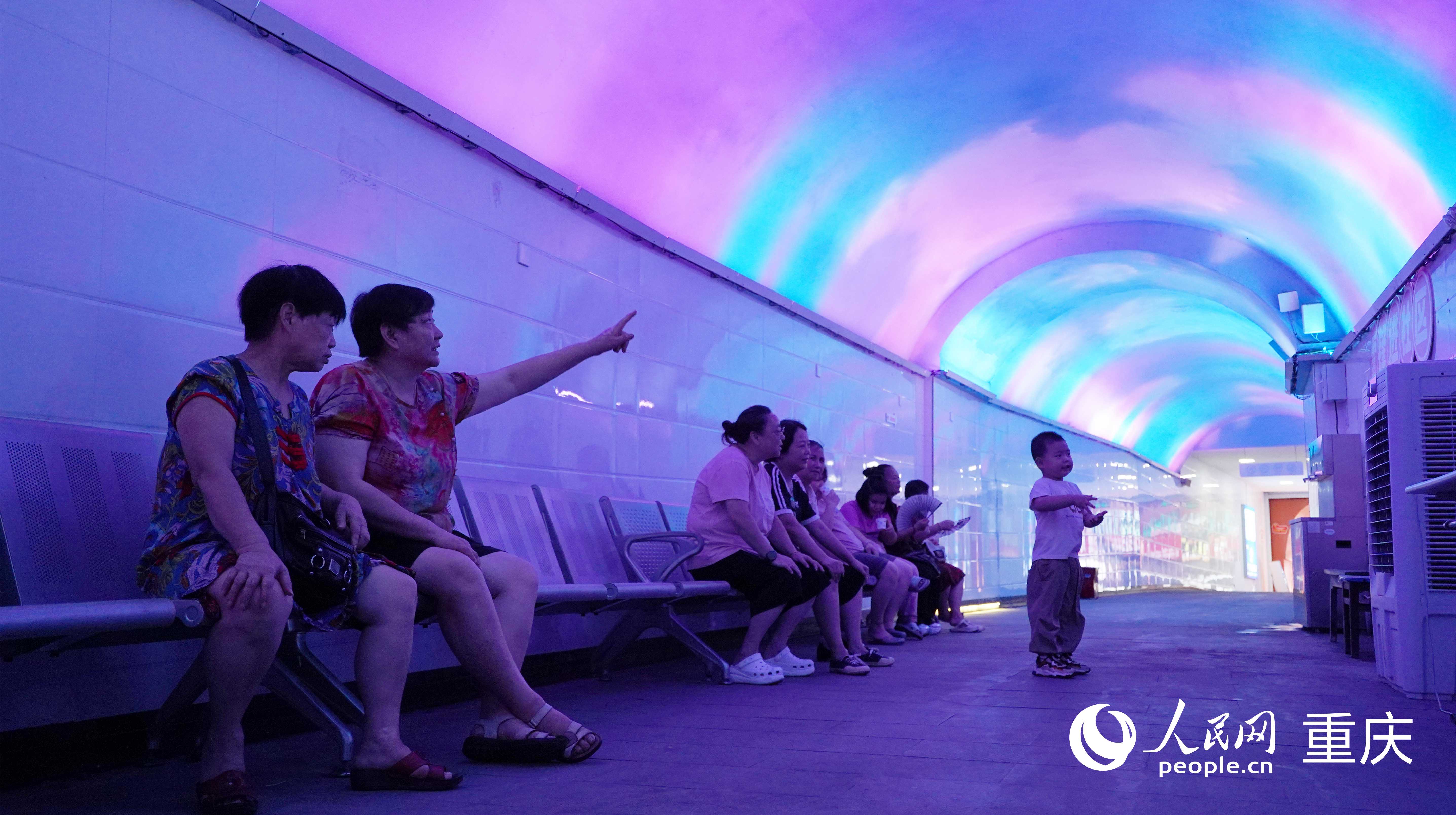 重慶南岸區(qū)重柴廠(chǎng)人防工程納涼點(diǎn)被燈飾裝點(diǎn)一新，吸引市民納涼休閑。人民網(wǎng)記者 劉祎攝