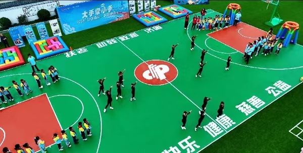 福彩資助建設(shè)的“愛心操場(chǎng)”。重慶市福彩中心供圖