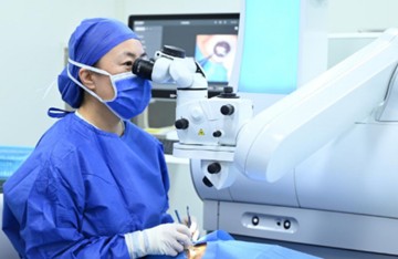 張奕霞在手術(shù)室為患者進(jìn)行個(gè)性化屈光矯正手術(shù)。重慶南坪愛(ài)爾眼科醫(yī)院供圖