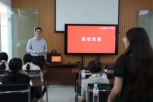 導(dǎo)師一對一答疑。渝北區(qū)人力社保局供圖