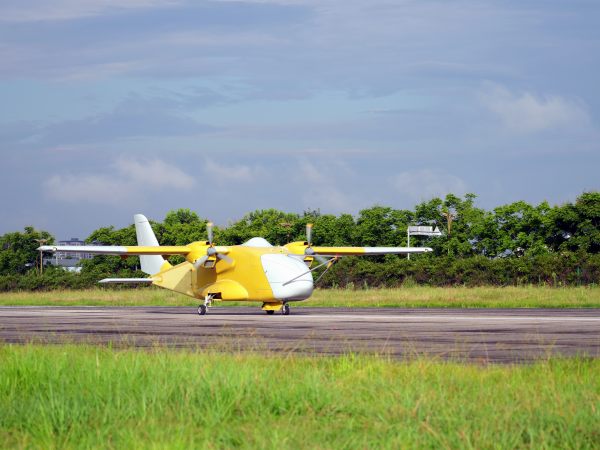 重慶梁平機(jī)場(chǎng)跑道，YH-1000無人運(yùn)輸機(jī)正在起飛。鄭君興攝