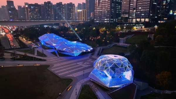 鉆石廣場打卡“鉆刻鎏光”。江北區(qū)文旅委供圖