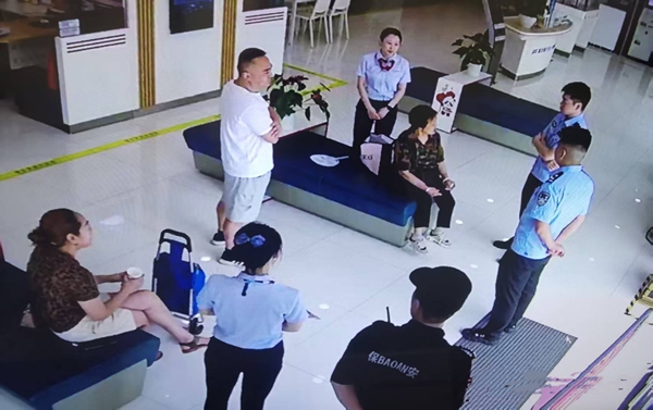 警銀聯(lián)動(dòng)勸解張女士。浦發(fā)銀行重慶分行供圖