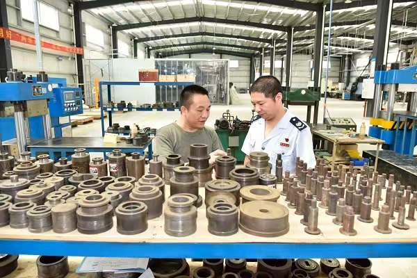 奉節(jié)稅務人員走進重慶艾克森勒工具有限公司生產(chǎn)車間，了解生產(chǎn)情況，收集意見建議，輔導企業(yè)依法合規(guī)享受稅收優(yōu)惠政策。蔡仲垚攝