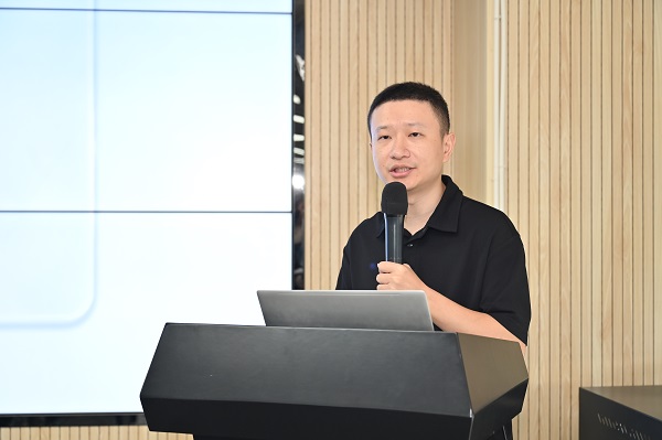 客戶交付事業(yè)部負(fù)責(zé)人羅冀進(jìn)行主題分享。鄒樂攝