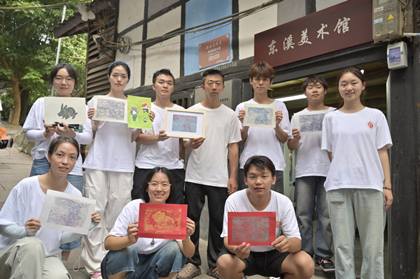 隊(duì)員們展示版畫(huà)作品。重慶師范大學(xué)供圖