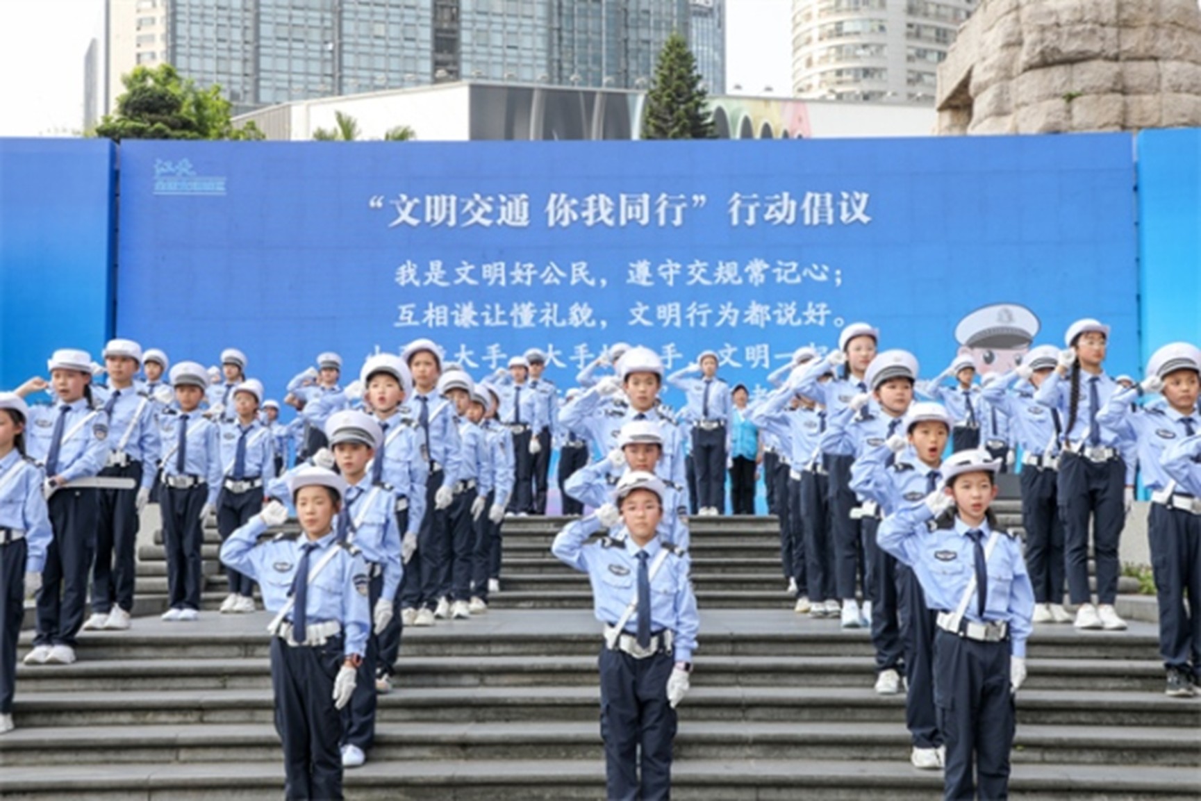 江北區(qū)小交警共同發(fā)起“文明交通 你我同行”行動(dòng)倡議。江北區(qū)委宣傳部供圖