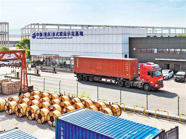 位于兩江新區(qū)的中新（重慶）多式聯(lián)運(yùn)示范基地，集裝箱貨車頻繁進(jìn)出。（資料圖片）記者 張錦輝 攝/視覺重慶