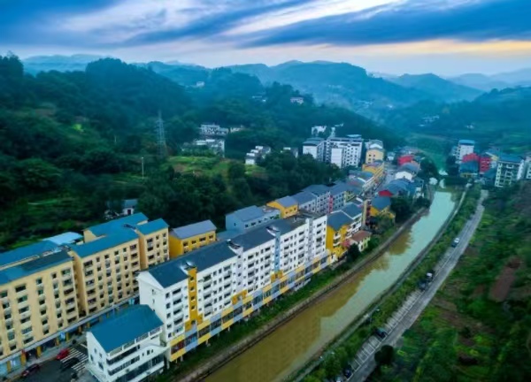 圣燈山鎮(zhèn)跳石社區(qū)風(fēng)景。楊雙攝