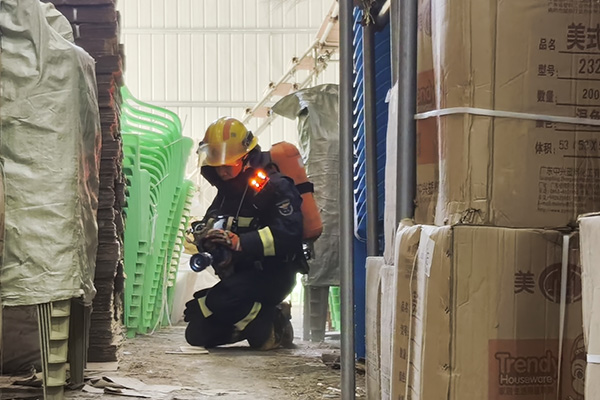 6月25日，民心佳園公租房服務(wù)大廳，居民在了解租轉(zhuǎn)售相關(guān)政策。