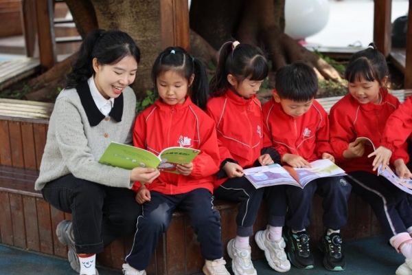 豐都縣示范園老師和孩子們一起戶外閱讀。豐都縣教委供圖