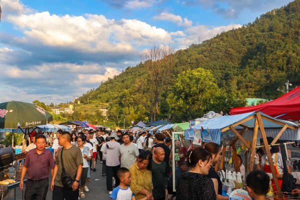 河灘夜市收到市民游客的喜歡。修齊鎮(zhèn)供圖