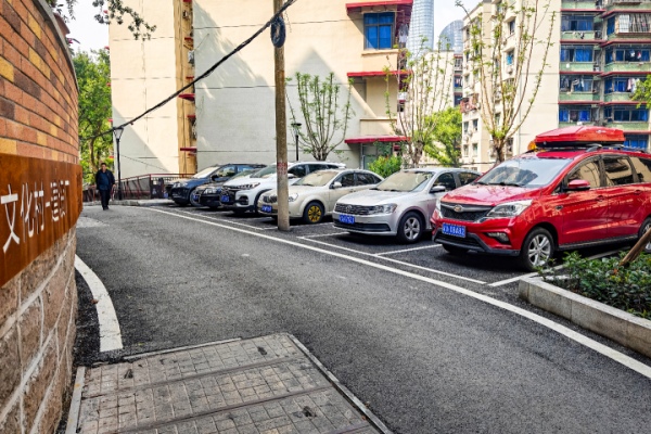 利用“邊角余料”改造的便民停車(chē)位。曹鳴鷗攝