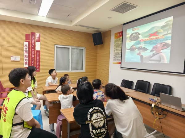 小朋友正在觀看安全科普小視頻。龍山街道供圖
