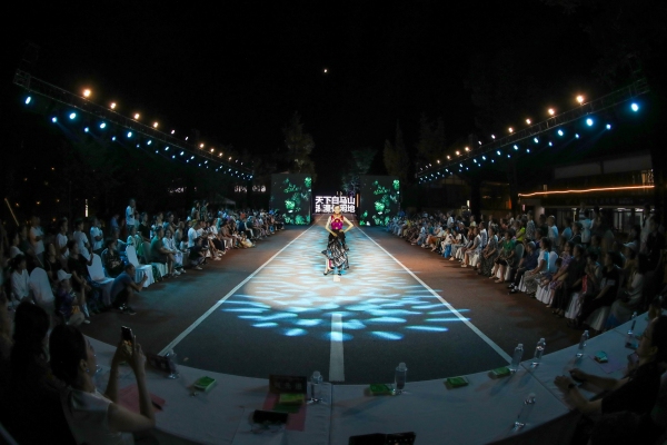 參賽選手現(xiàn)場走秀。代君君攝