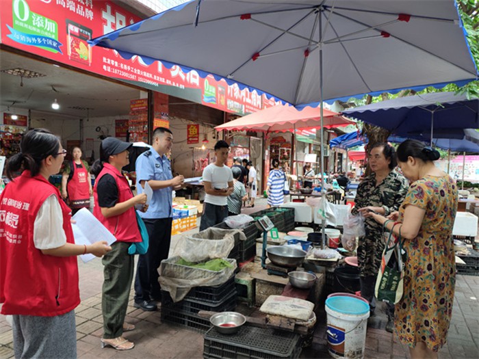 社區(qū)民警、網(wǎng)格員聯(lián)合處置占道經(jīng)營商戶矛盾糾紛。通訊員 王軒 攝