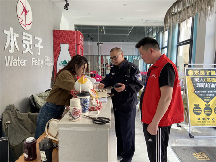 社區(qū)民警、網(wǎng)格員向轄區(qū)商戶宣傳反詐知識。通訊員 王軒 攝