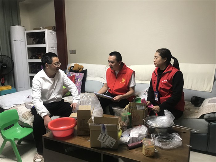 網(wǎng)格員劉世彬在李先生家中宣傳快遞包裹個人隱私保護(hù)知識。通訊員 王軒 攝