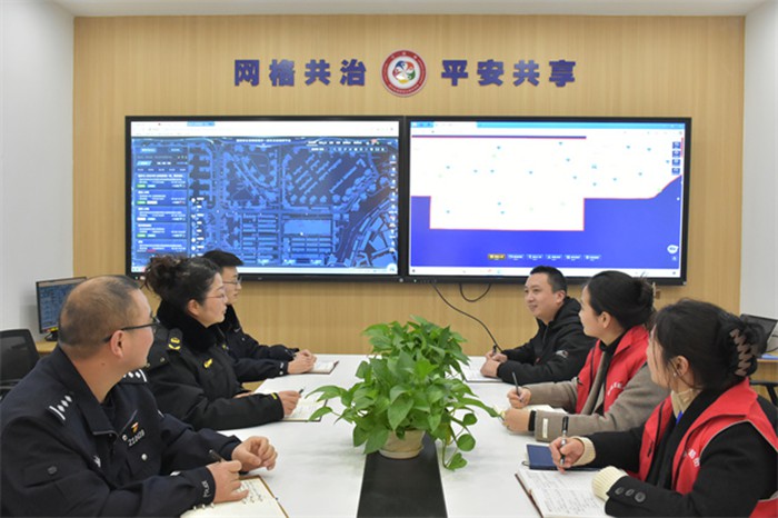昌州街道社區(qū)民警、網(wǎng)格員在警網(wǎng)融合智能一體化平臺會商討論相關(guān)工作。通訊員 王軒 攝