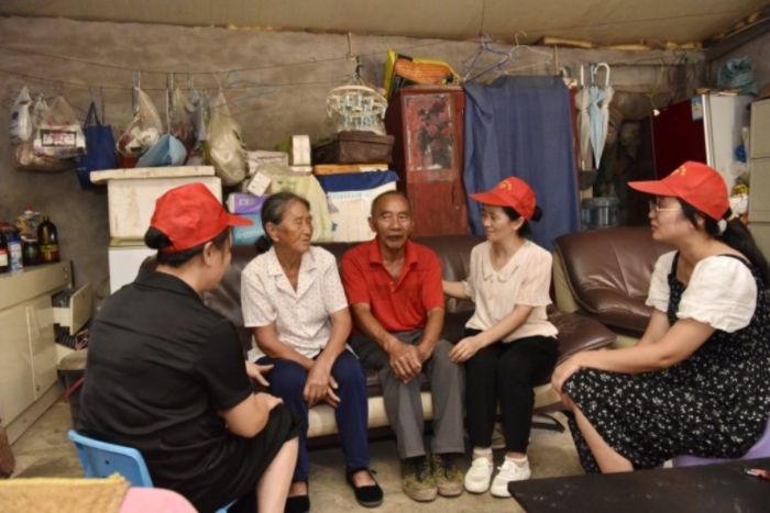 歐光先（右二）和團(tuán)隊(duì)成員慰問(wèn)幫助困難群眾。鄧浩 攝