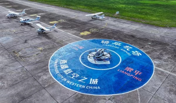 梁平機(jī)場(chǎng)，飛機(jī)整齊劃一地停放在停機(jī)坪，準(zhǔn)備起飛。熊偉攝