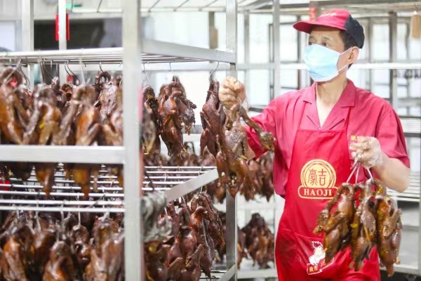 重慶真本味食品有限公司張鴨子生產(chǎn)線。劉輝攝