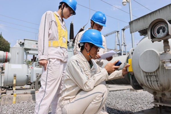 巡檢人員對核心設(shè)備展開“體檢”。儲瀟攝