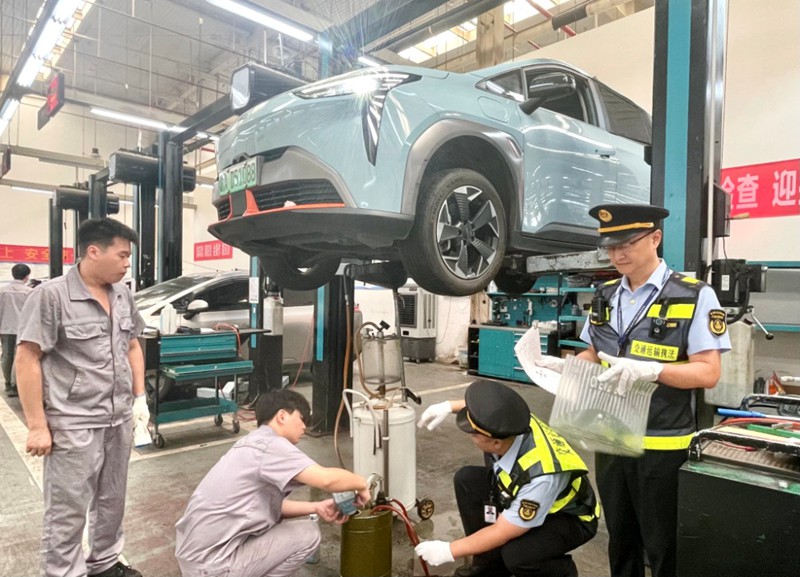 執(zhí)法人員在汽博中心智己汽車維修車間開展例行檢查。何湘攝
