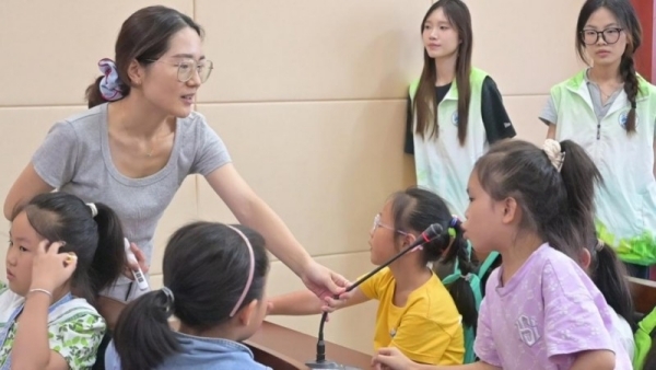 李立琪和學(xué)生們互動。翁麗攝